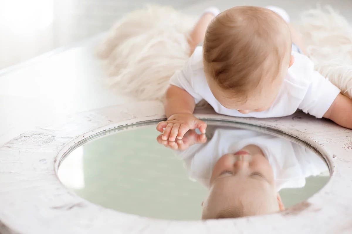 6 leuke spiegelspelletjes met je peuter