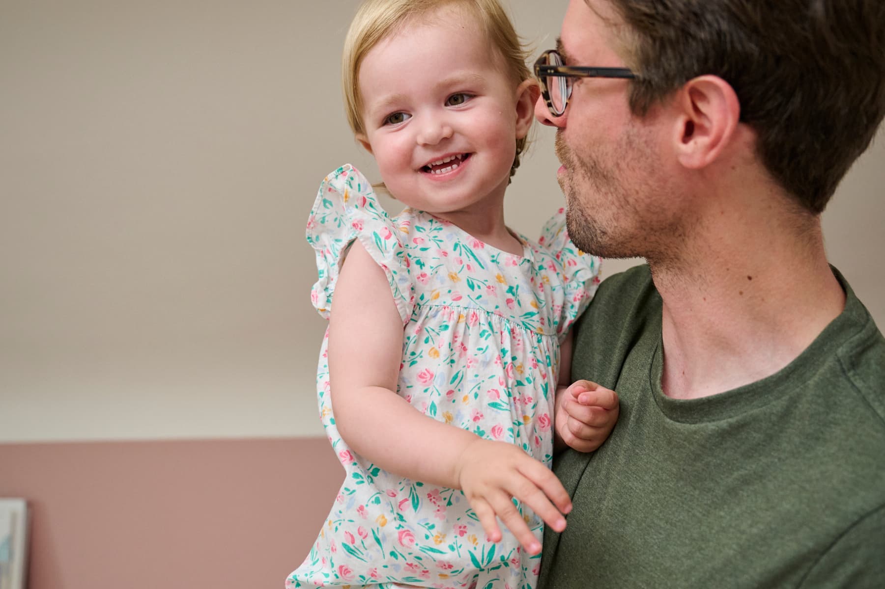 Wat je baby of peuter nodig heeft als hij overstuur is: co-regulatie in mensentaal