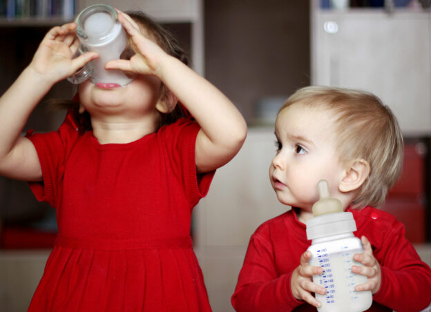 les enfants boivent du lait de croissance au soja