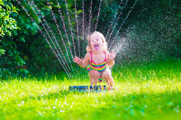 Un petit enfant s'amusant avec des jeux d'eau